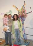 Марат и Юлия Гельман с дочкой Евой на выставке