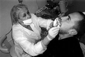Александр Шабуров - Лечение и протезирование зубов, фото Ильдара Зиганшина, 1998