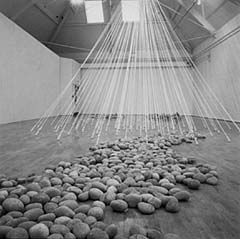 Йоко Оно. "Утренние лучи", инсталляция, 1997